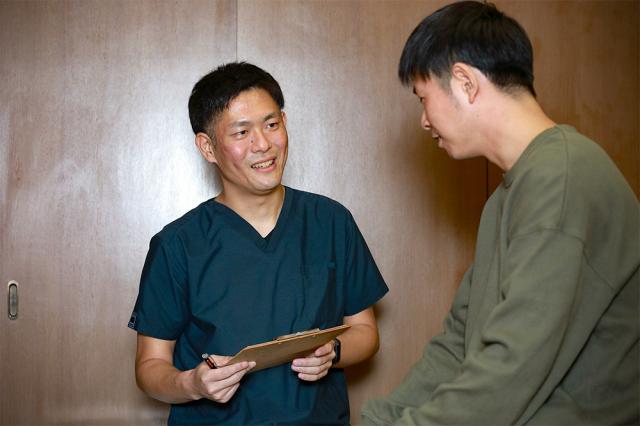 施術前の問診の様子、院長と患者様が話している