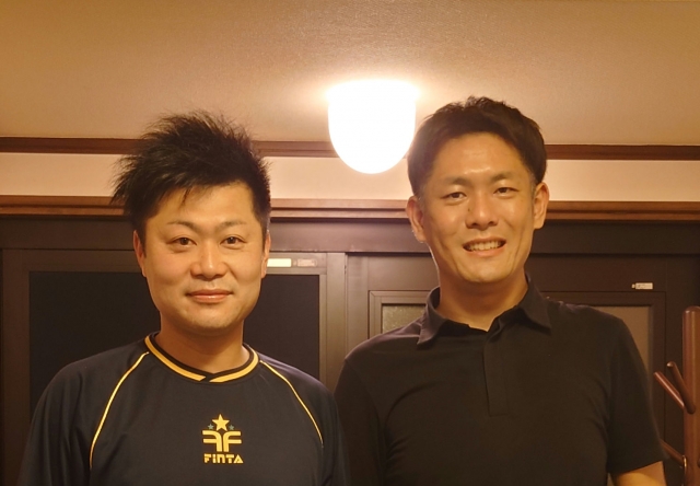 男性の患者様と院長が2人並んでいる写真