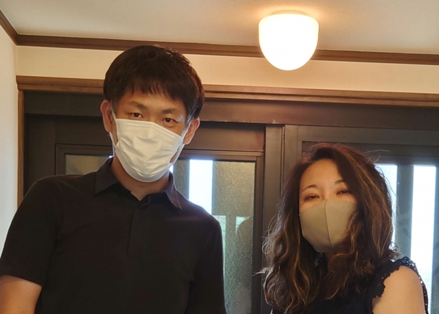 女性の患者様と院長が2人並んでいる写真