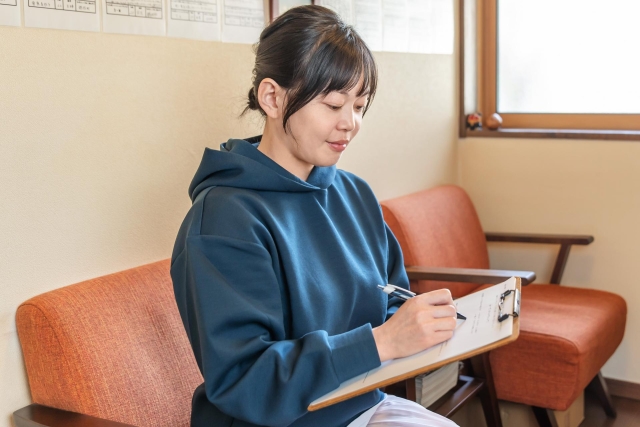 患者さんが問診票を書いている写真